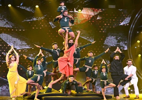 Swami Ramdev performs Mallkhamb stunts on 'IGT 10' stage